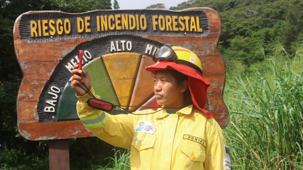 Aprender a leer el cielo: cómo Peniel usa la ciencia comunitaria para proteger el bosque chiquitano de Bolivia 1 angelica rivera peralta, delegada comunal de gestión de riesgo de peniel. foto clovis de la jaille