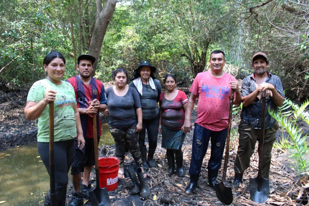 El Salvador: las mujeres que con ciencia comunitaria se protegen de inundaciones y sequías limpieza de manglares