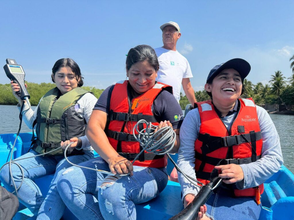 El Salvador: las mujeres que con ciencia comunitaria se protegen de inundaciones y sequías monitoreo de manglares